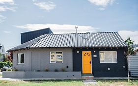 Casita del centro Esquel luz natural, wifi alto, ideal parejas, check in autónomo